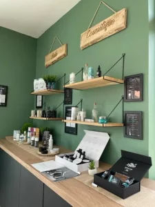 Nature et CBD Aucamville interieur présentoir produits au chanvre