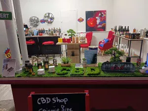 Plaisirs Délices CBD Lyon présentoir