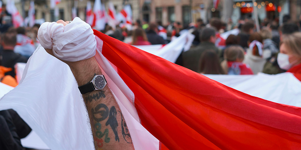 poing levé drapeau pologne