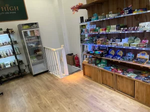 Boutique CBD HIGH Paris 9 Intérieur